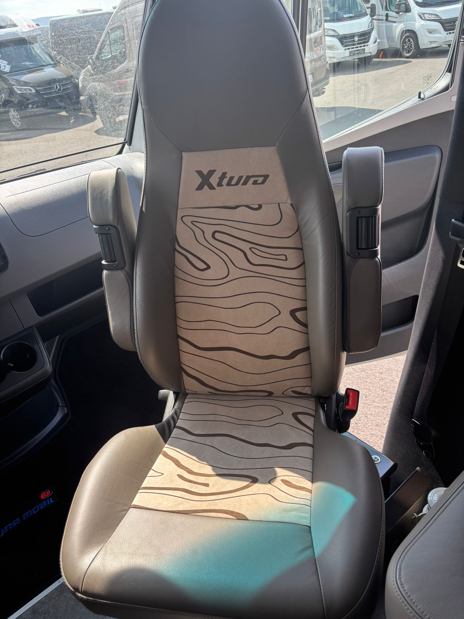 Eura Mobil Xtura Innenausstattung – Exklusive Sattlerarbeiten für Fahrzeugsitze – Bild 3