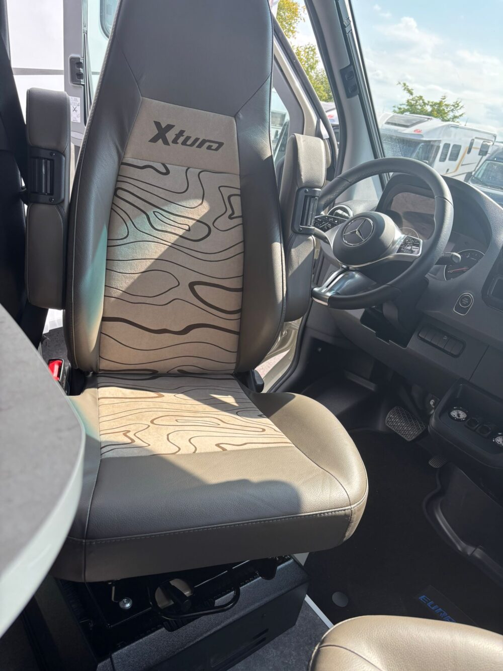 Eura Mobil Xtura Innenausstattung – Exklusive Sattlerarbeiten für Fahrzeugsitze – Bild 2