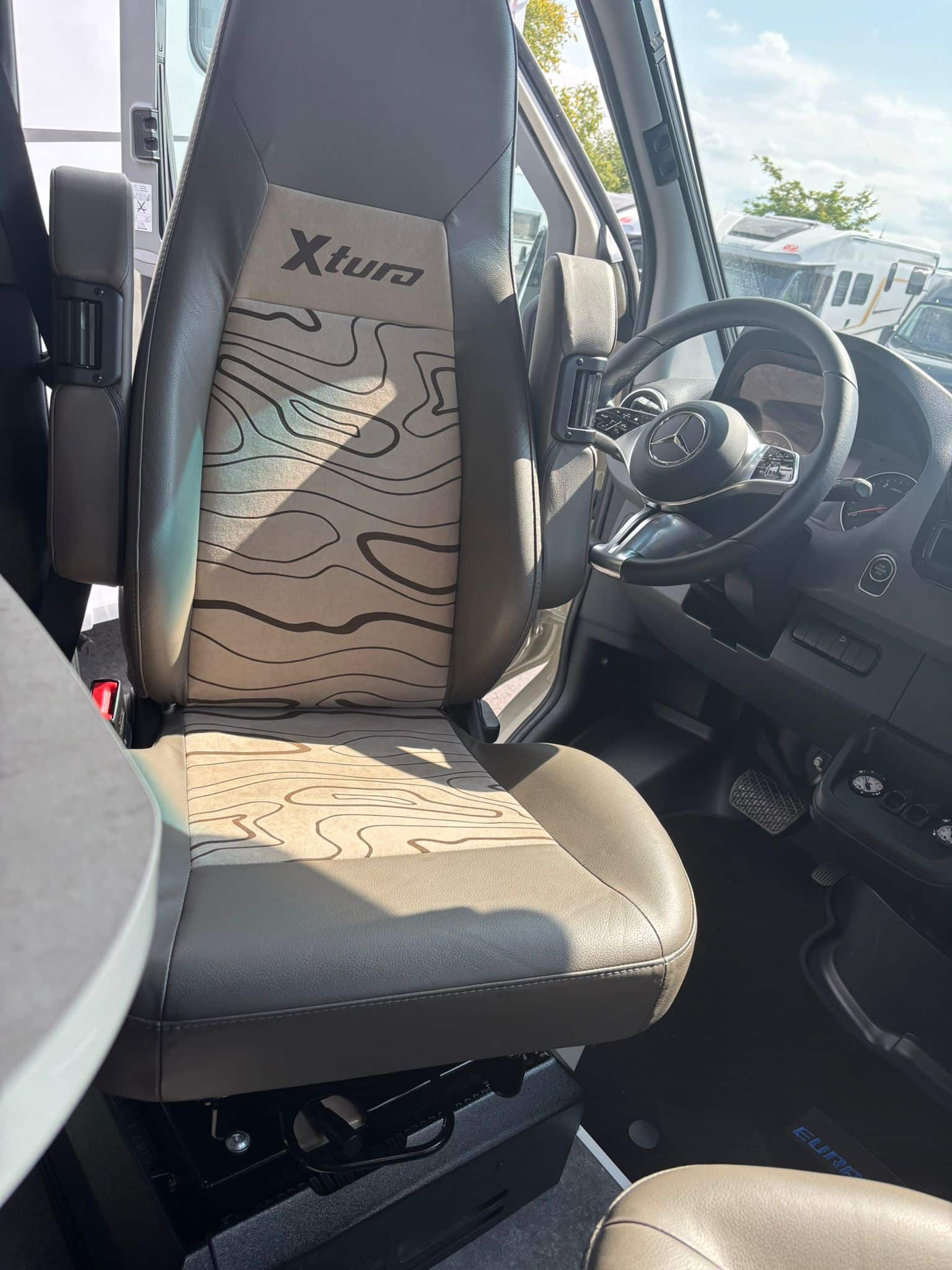 Eura Mobil Xtura Innenausstattung – Exklusive Sattlerarbeiten für Fahrzeugsitze – Bild 2