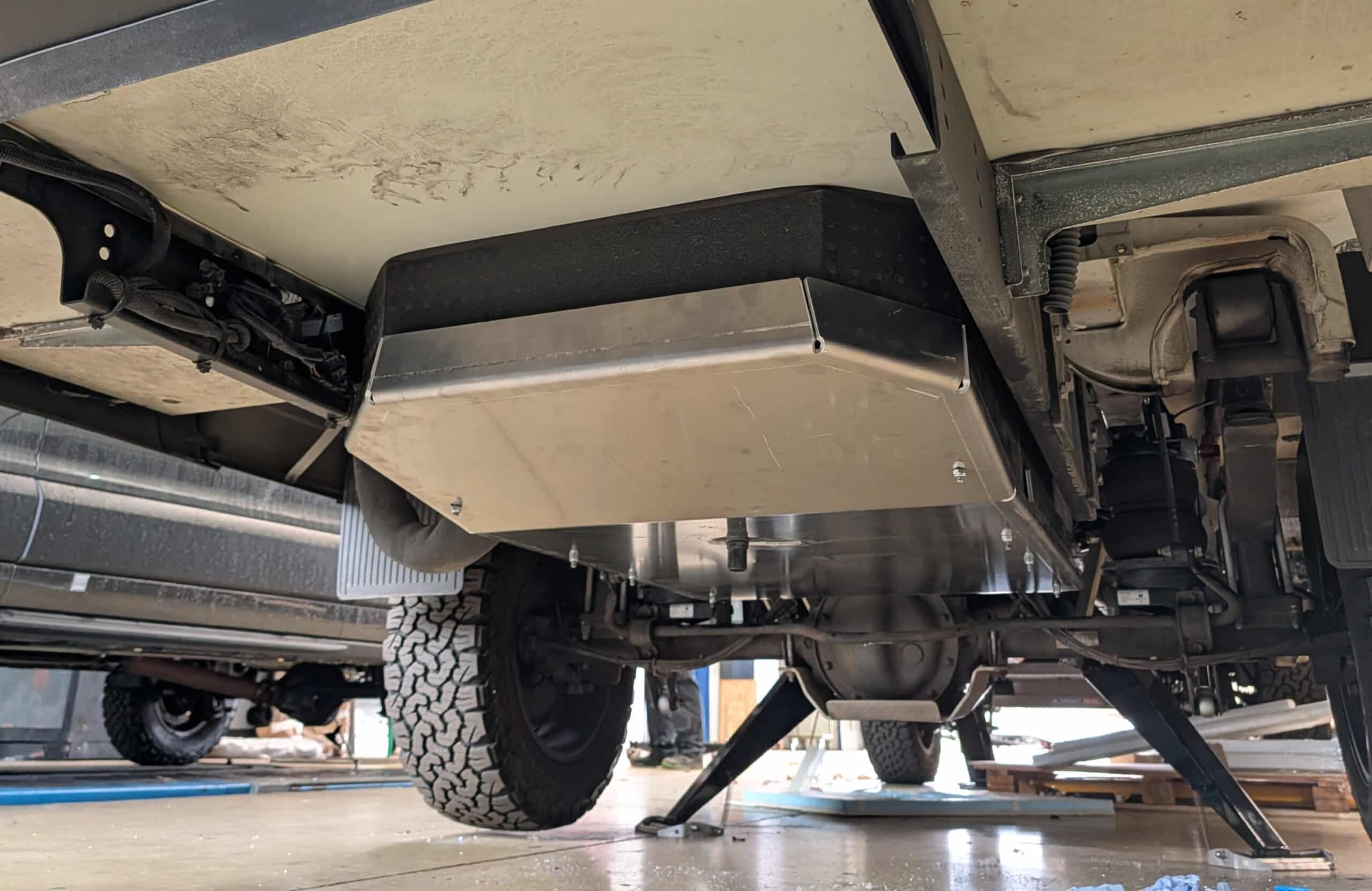 Grauwassertank-Unterfahrschutz aus 6 mm Aluminium für Mercedes-Benz Sprinter W907 / Eura Mobil Xtura – Bild 3