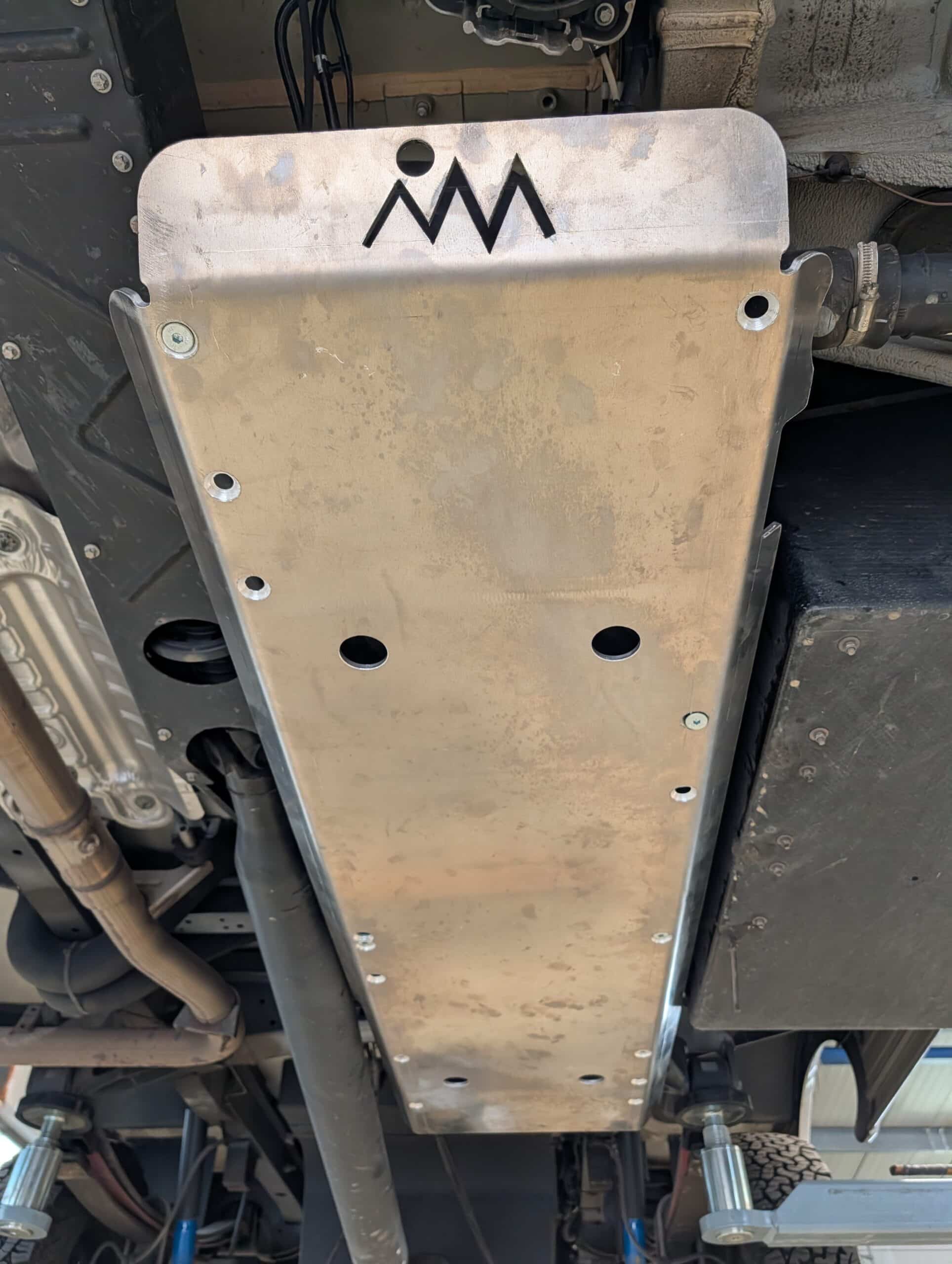 Kraftstofftank-Unterfahrschutz aus 6 mm Aluminium für Mercedes-Benz Sprinter W907 / Eura Mobil Xtura