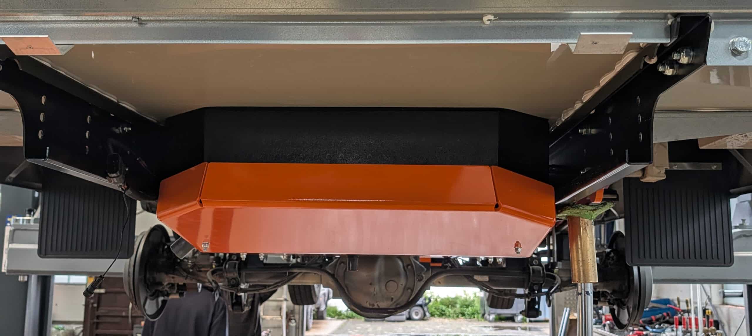 Grauwassertank-Unterfahrschutz aus 6 mm Aluminium für Mercedes-Benz Sprinter W907 / Eura Mobil Xtura – Bild 2