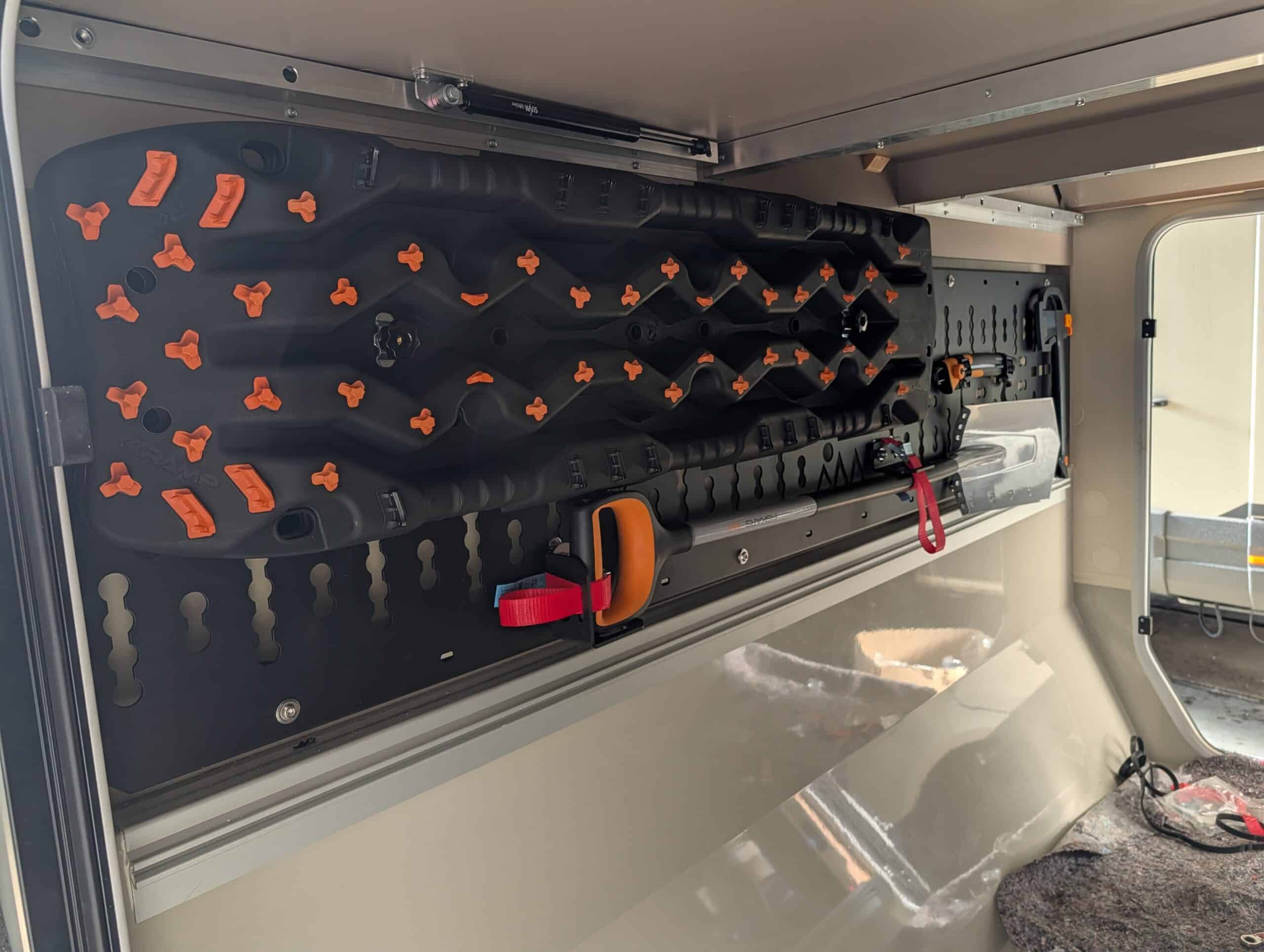 Garagenplatte / Stauraumerweiterung / Zubehörhalter aus Aluminium für Eura Mobil Xtura
