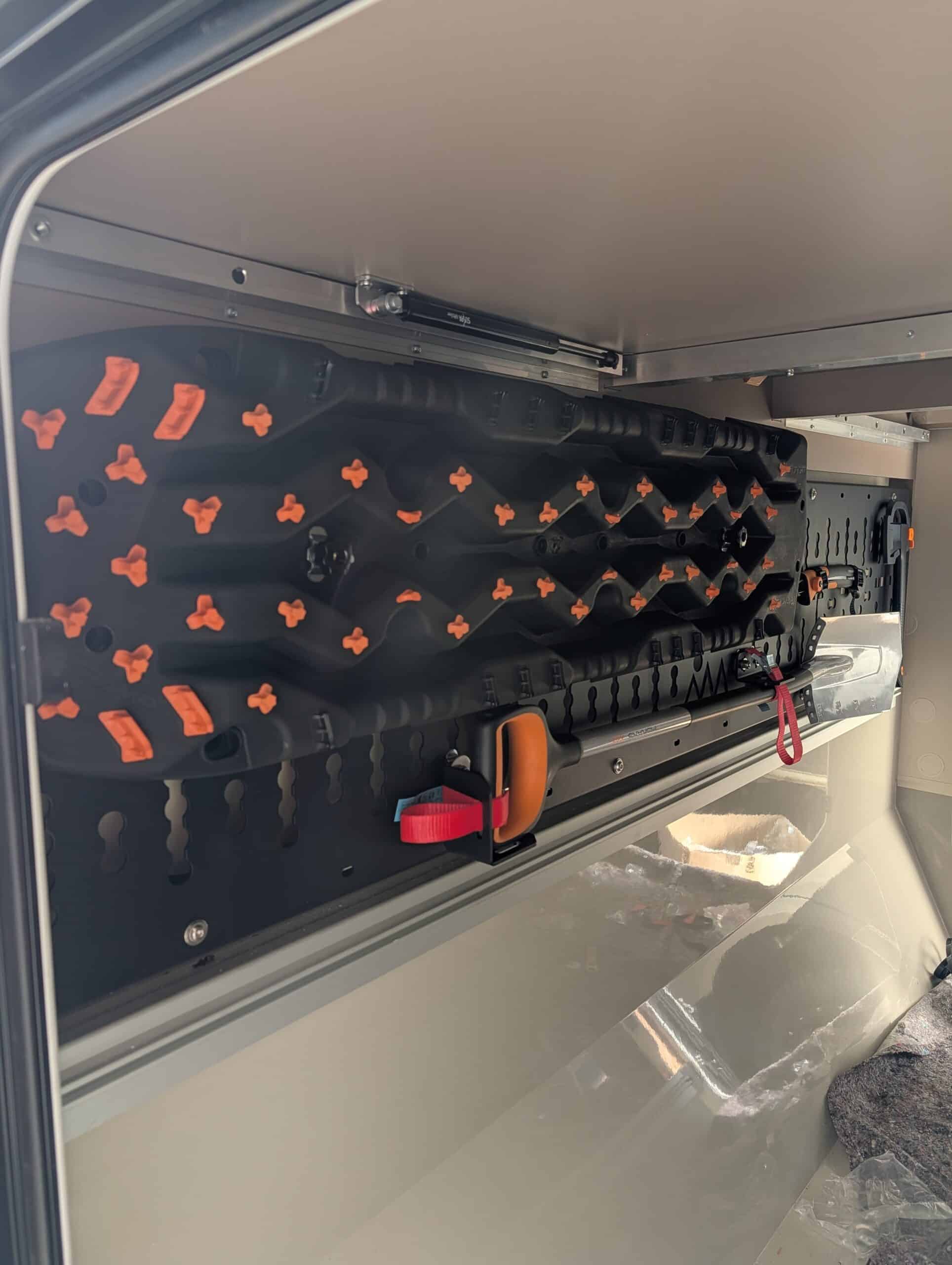 Garagenplatte / Stauraumerweiterung / Zubehörhalter aus Aluminium für Eura Mobil Xtura – Bild 2